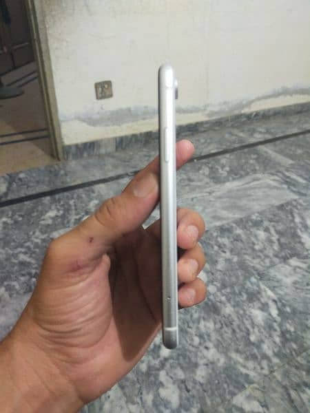 i phone xr 64gb white colur waterpack condition 10/10 1