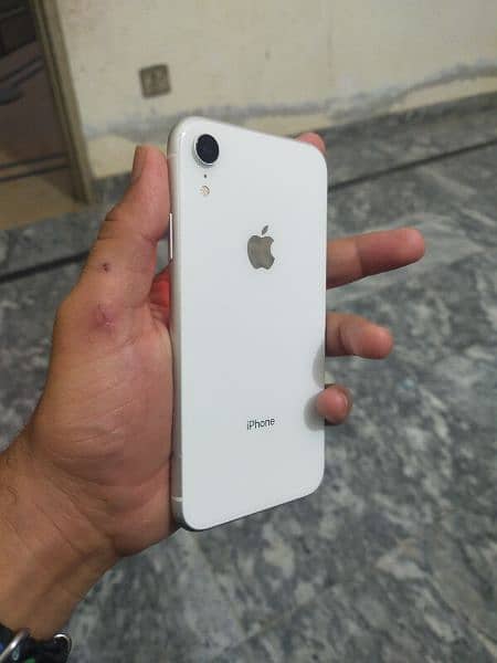 i phone xr 64gb white colur waterpack condition 10/10 5