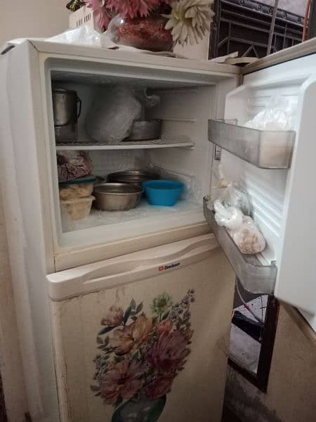 good condition dawalance refrigerator 1