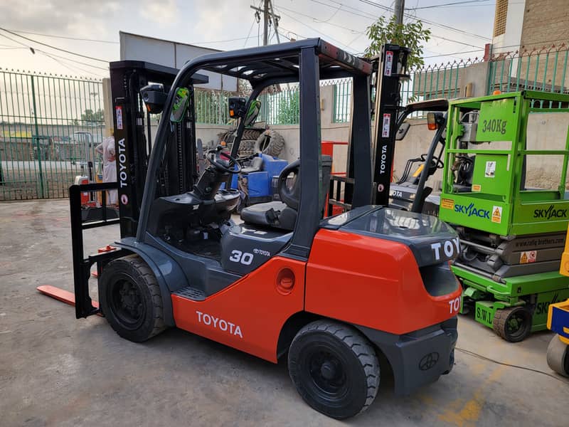 2014 TOYOTA 3 Ton Forklift Lifter Forklifter for Sale in Karachi Pakis 2