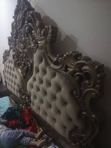 King Size Bed with side tables and dressing Table 9