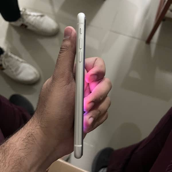 iPhone 11 4