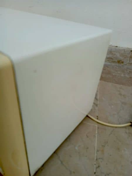 microwave. . argent sale. . price is negotiable. (not fixed price). !! 3