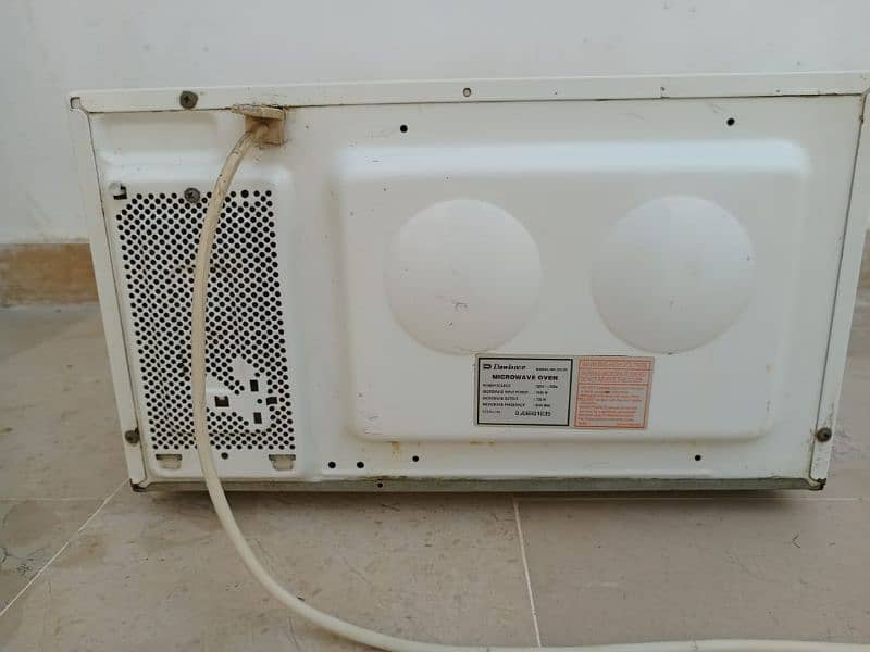 microwave. . argent sale. . price is negotiable. (not fixed price). !! 4