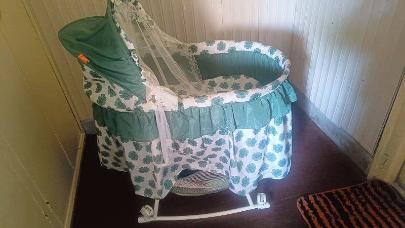 moveable baby cot/ rocker 0