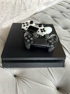 PS4 SLIM 1TB WITH 2 CONTROLLERS AND GAMES