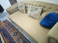 7 seater sofa like new ,just few months use and Centre table