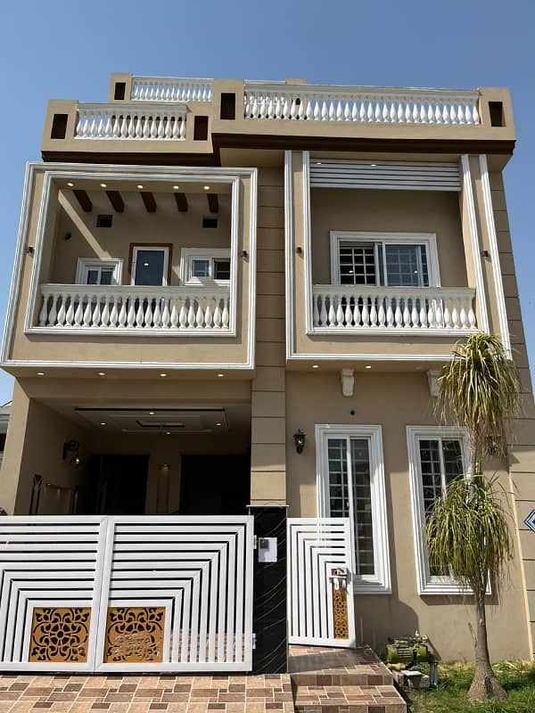 5 MARLA CORNOR+TRIPLE STOREY BEAUTIFULL HOUSE FOR SALE IN ETIHAD TOWN AT PRIME & HOT LOCATION 0