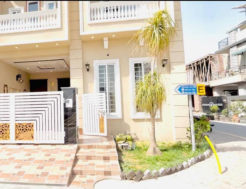 5 MARLA CORNOR+TRIPLE STOREY BEAUTIFULL HOUSE FOR SALE IN ETIHAD TOWN AT PRIME & HOT LOCATION 41