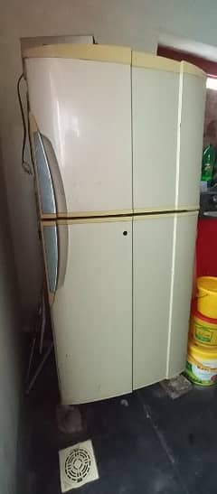 PEL compni ka fridge hai 2 droz Wala hai jisko Samaj ay rabta krin