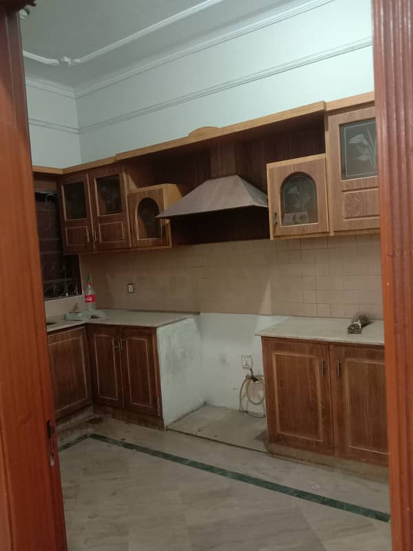 7.5 Marla uper portion 2 bedroom tvl kichan near emporium mall park masjid 0