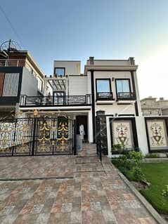 10 Marla Brand New house For Sale And Direct Meeting With Owner In Park View City Lahore.