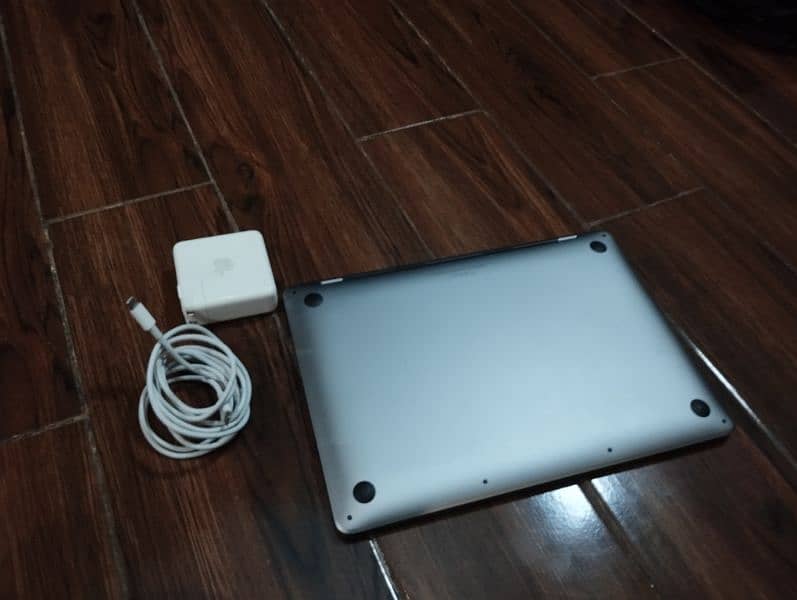 macbook pro M1  2tbssd 16gb 1