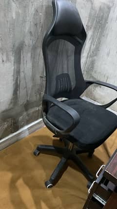 office/gaming chair and table