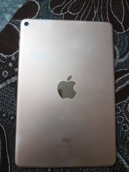 ipad mini 5 64gb with box and charger 1