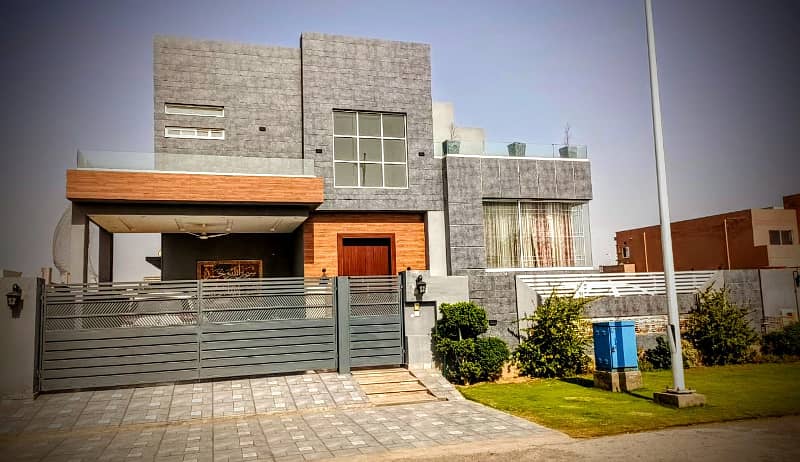 Owner's Built 1 Kanal Modern House Available for Sale 1