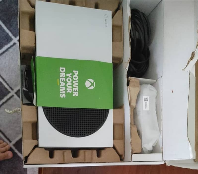 xbox series s almost brand new with paid games 1