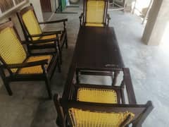 4 کرسیاں اور 1 میز