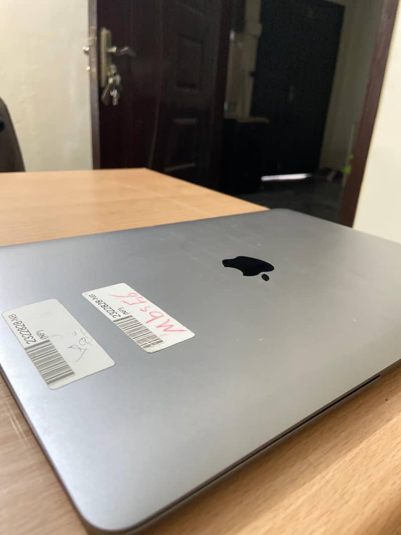 MacBook Air  Space Gray 2019  Scratchless Condition 2