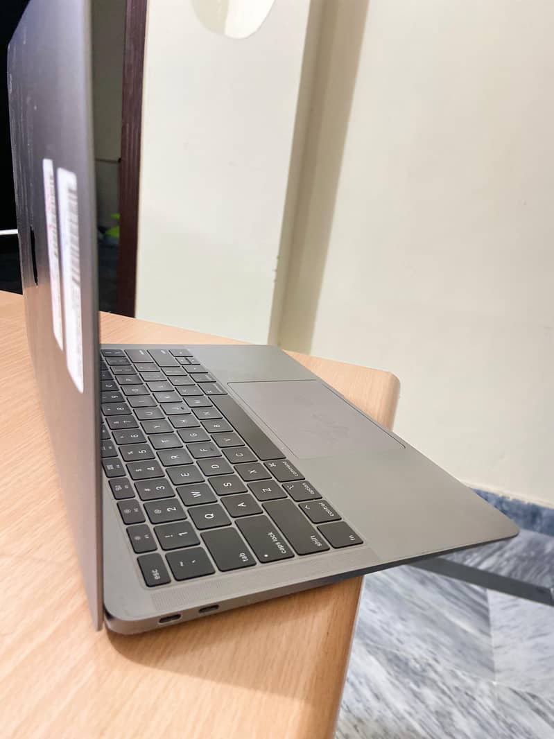 MacBook Air  Space Gray 2019  Scratchless Condition 5