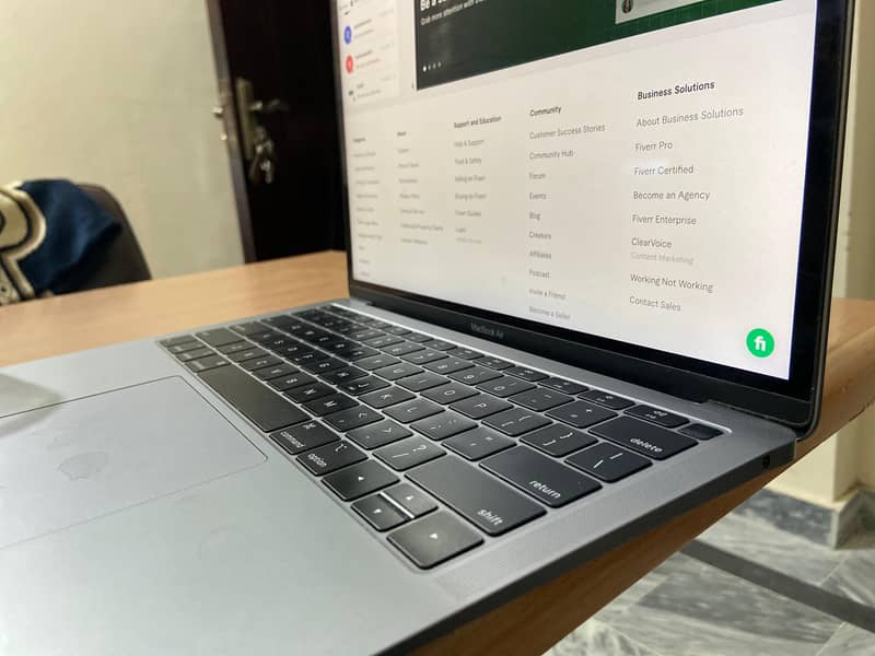 MacBook Air  Space Gray 2019  Scratchless Condition 6