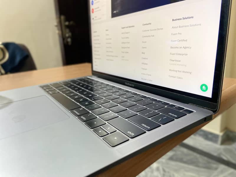 MacBook Air  Space Gray 2019  Scratchless Condition 8