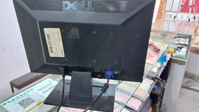 Dell HD LCD Monitor 19 inches Wide 2