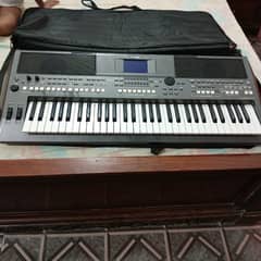 Yamaha PSR S670 keyboard