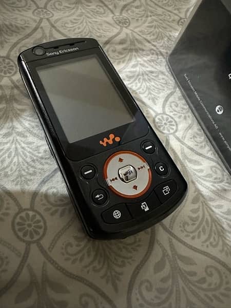 Sony Ericsson W900i 0