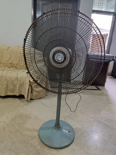 GFC pedestal fan like new 9