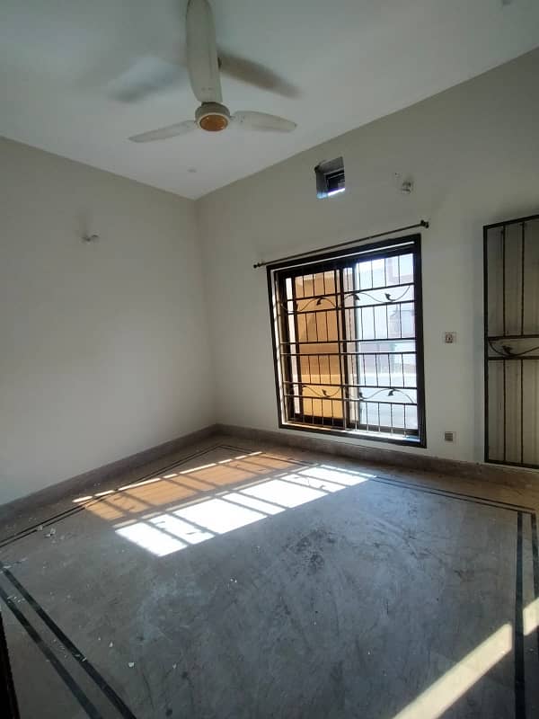 10 MARLA UPPER PORTION AVAILABLE FOR RENT IN PU PHASE 2 NEAR TO PUNJAB SCHOOL AND GULSHAN E LHR 3