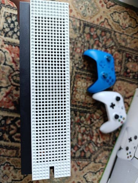 Xbox one S with two controllers 7