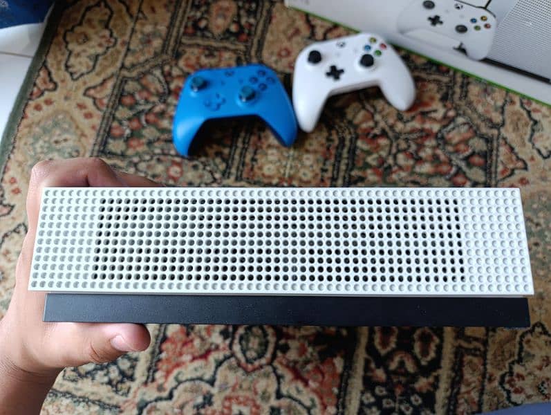 Xbox one S with two controllers 8