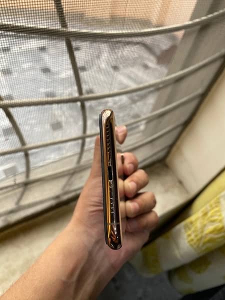 iPhone Xs Max 256GB Gold 4