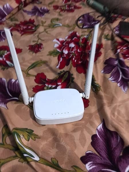 TENDA  ROUTER  N300 10/10 0