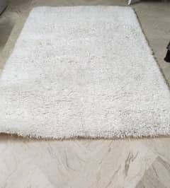 pair of white rugs in good condition are for sale