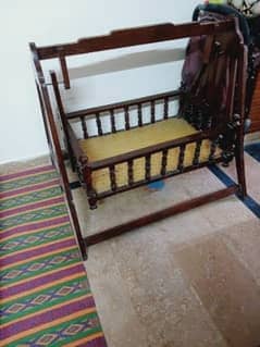 baby swing wooden in gud condition
