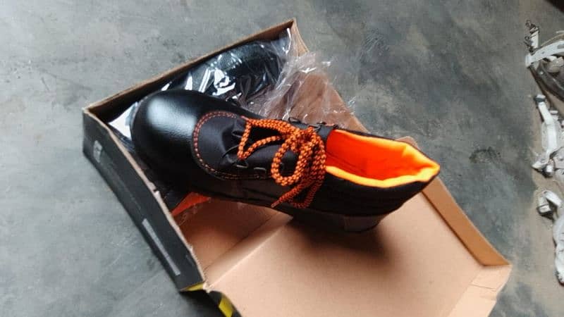 safety shoe's and helmets in cheap price 0