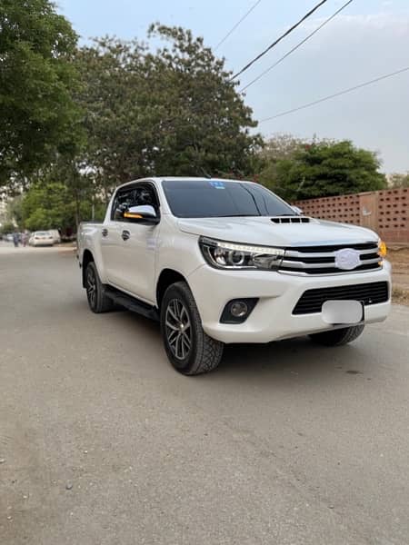 NEED URGENT PAYMENT Toyota Hilux Revo V 2017 1st owner better thn 2018 1