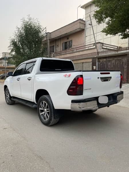 NEED URGENT PAYMENT Toyota Hilux Revo V 2017 1st owner better thn 2018 2