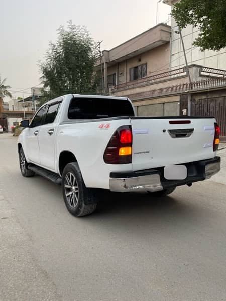 NEED URGENT PAYMENT Toyota Hilux Revo V 2017 1st owner better thn 2018 4