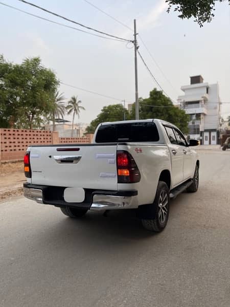 NEED URGENT PAYMENT Toyota Hilux Revo V 2017 1st owner better thn 2018 5