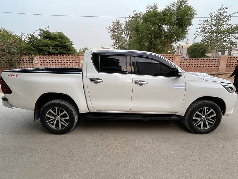 NEED URGENT PAYMENT Toyota Hilux Revo V 2017 1st owner better thn 2018 8