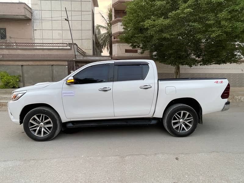 NEED URGENT PAYMENT Toyota Hilux Revo V 2017 1st owner better thn 2018 9