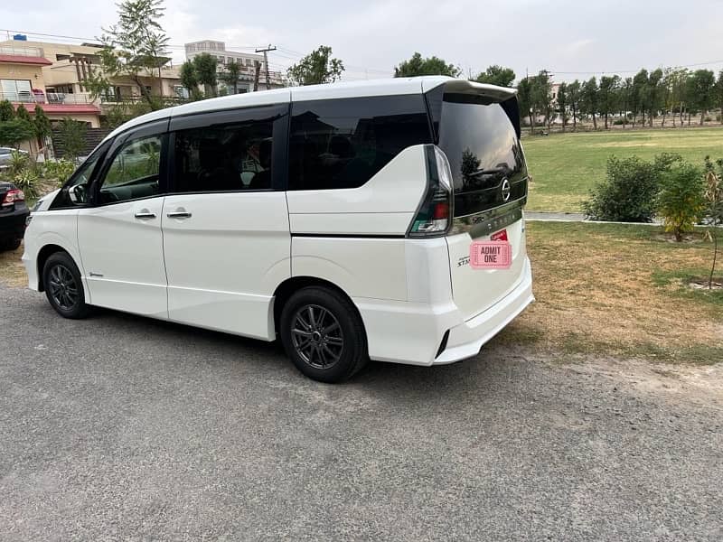 Nissan Serena 1