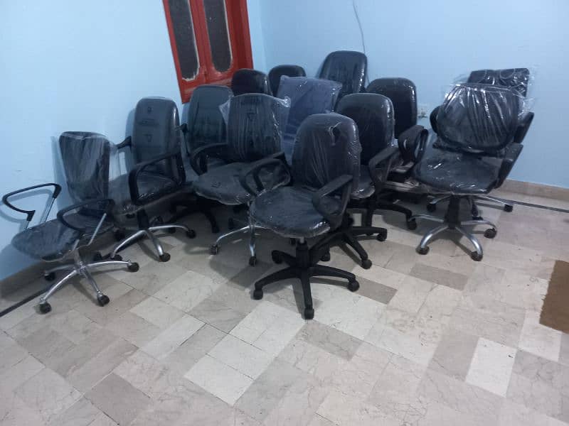 Sllightly Use office Revalving Chairs Available 3
