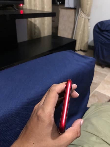 iPhone XR 128GB Red 3