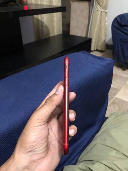 iPhone XR 128GB Red 4