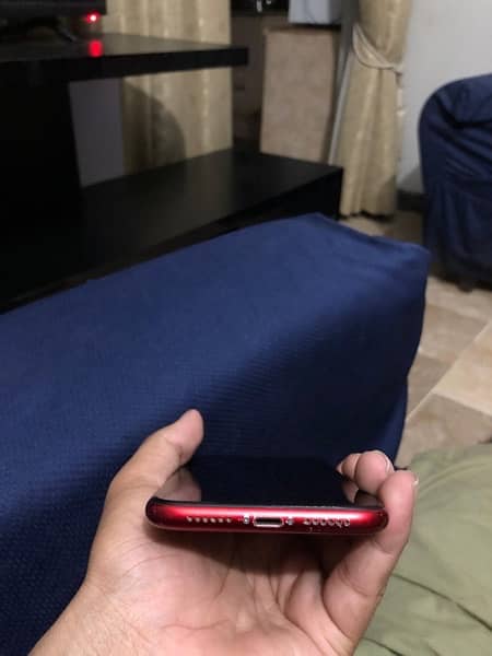 iPhone XR 128GB Red 5