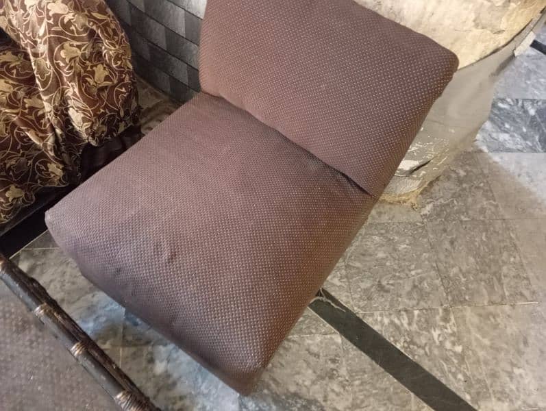 4 piece's single seater in brown colour 1 big size 2 seater golden 2